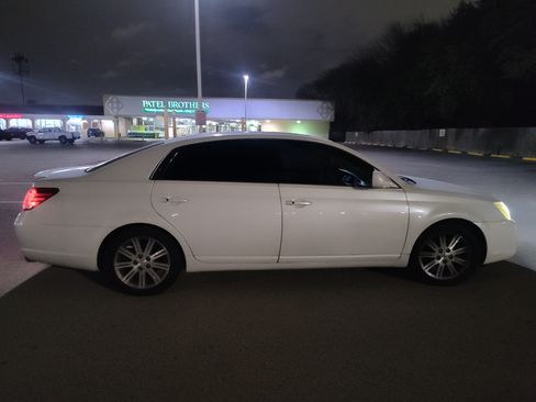 Used 2005 Toyota Avalon Limited image 1