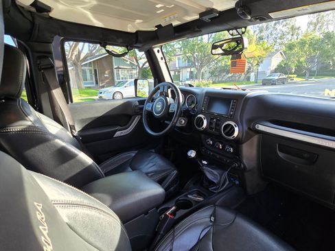 Used 2017 Jeep Wrangler Unlimited Sahara w/ Connectivity Group AWD/4WD image 15