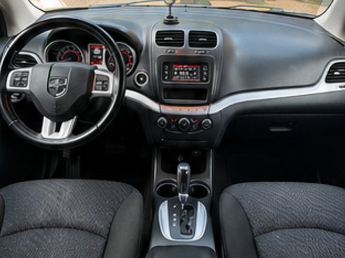 Used 2019 Dodge Journey SE w/ Connectivity Group FWD image 9