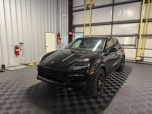 Used 2025 Porsche Cayenne AWD/4WD image 1