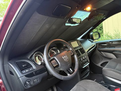 Used 2017 Dodge Grand Caravan SE FWD image 22