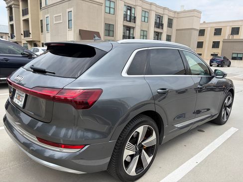 Used 2019 Audi e-tron Prestige w/ Prestige Package AWD/4WD image 9