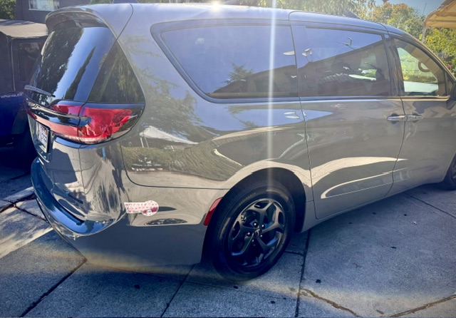 Used 2023 Chrysler Pacifica Touring-L w/ S Appearance Package FWD image 9