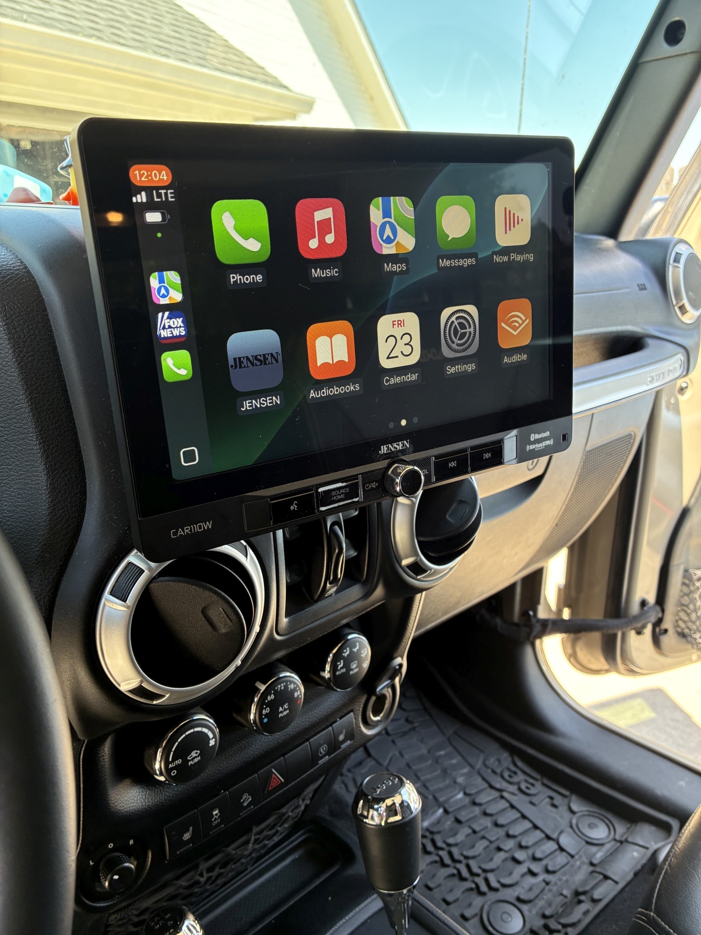 Used 2016 Jeep Wrangler Unlimited Sahara w/ Connectivity Group AWD/4WD image 15