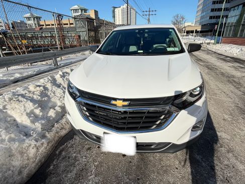 Used 2021 Chevrolet Equinox LS image 2