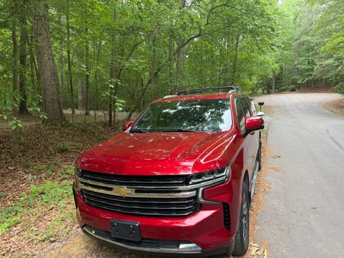 Used 2021 Chevrolet Suburban LT w/ LT Signature Package AWD/4WD image 9