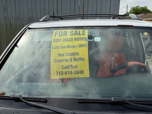 Used 2001 Isuzu Rodeo S RWD image 4