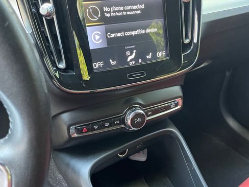 Used 2020 Volvo XC40 T4 Momentum image 19