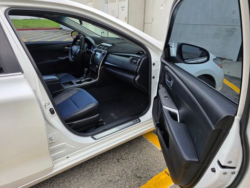 Used 2016 Toyota Camry SE image 9