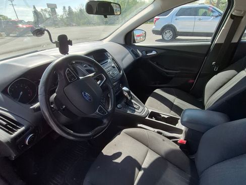 Used 2016 Ford Focus SE w/ SE Cold Weather Package FWD image 9