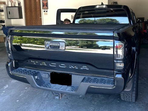 Used 2017 Toyota Tacoma TRD Sport image 4