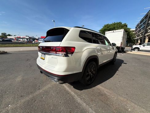 Used 2025 Volkswagen Atlas SE w/ Panoramic Sunroof Package FWD image 5