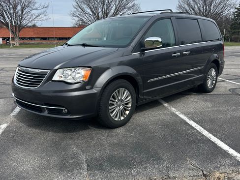 Used 2016 Chrysler Town & Country Touring-L image 2
