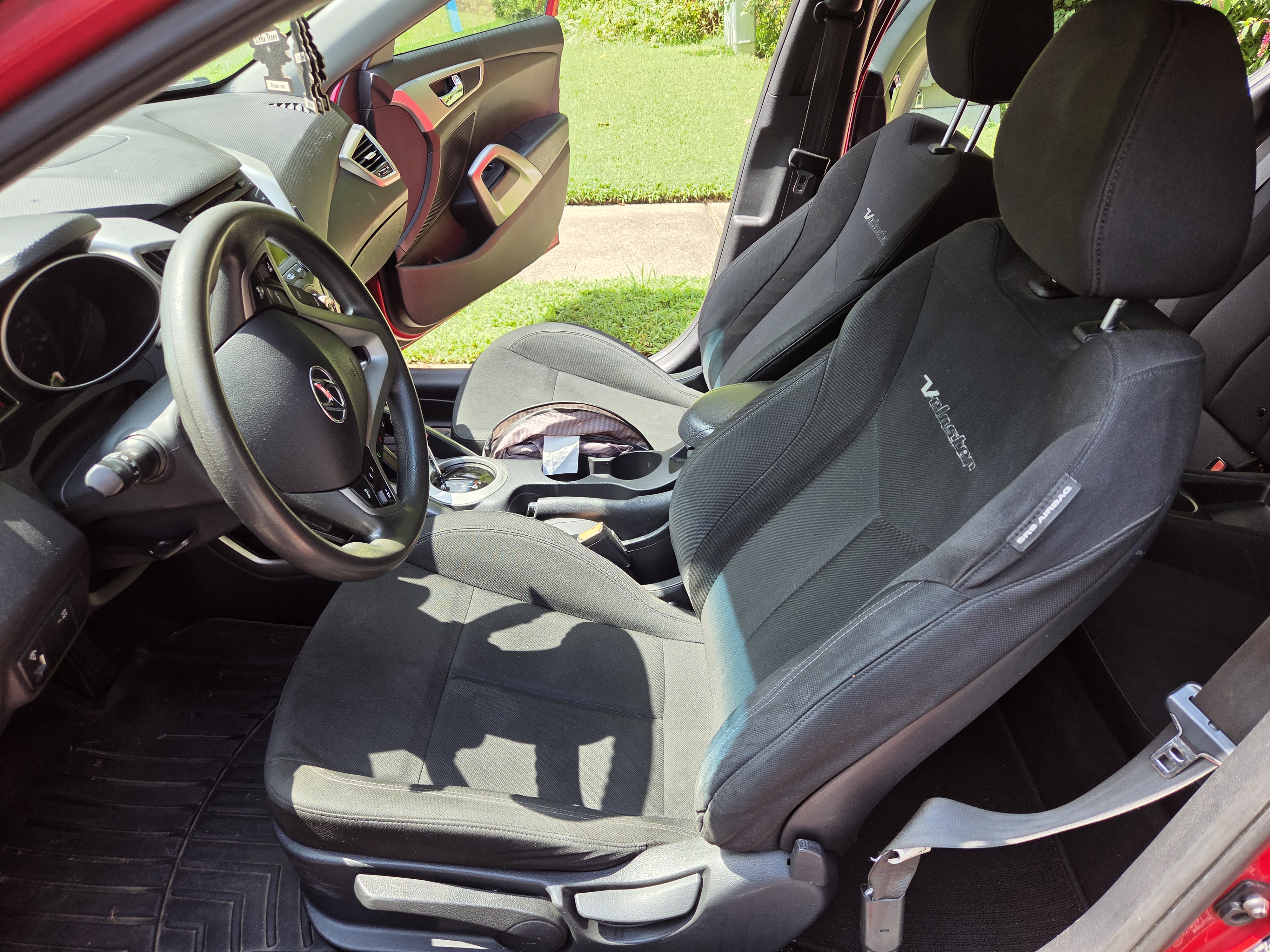 Used 2015 Hyundai Veloster FWD image 9