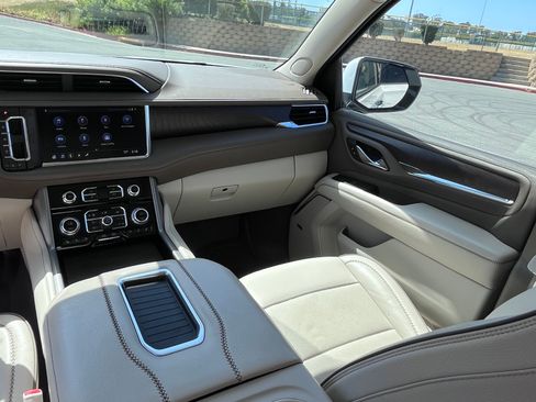 Used 2021 GMC Yukon Denali w/ Denali Premium Package AWD/4WD image 12