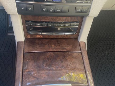 Used 2011 Mercedes-Benz E 550 4MATIC Sedan image 2