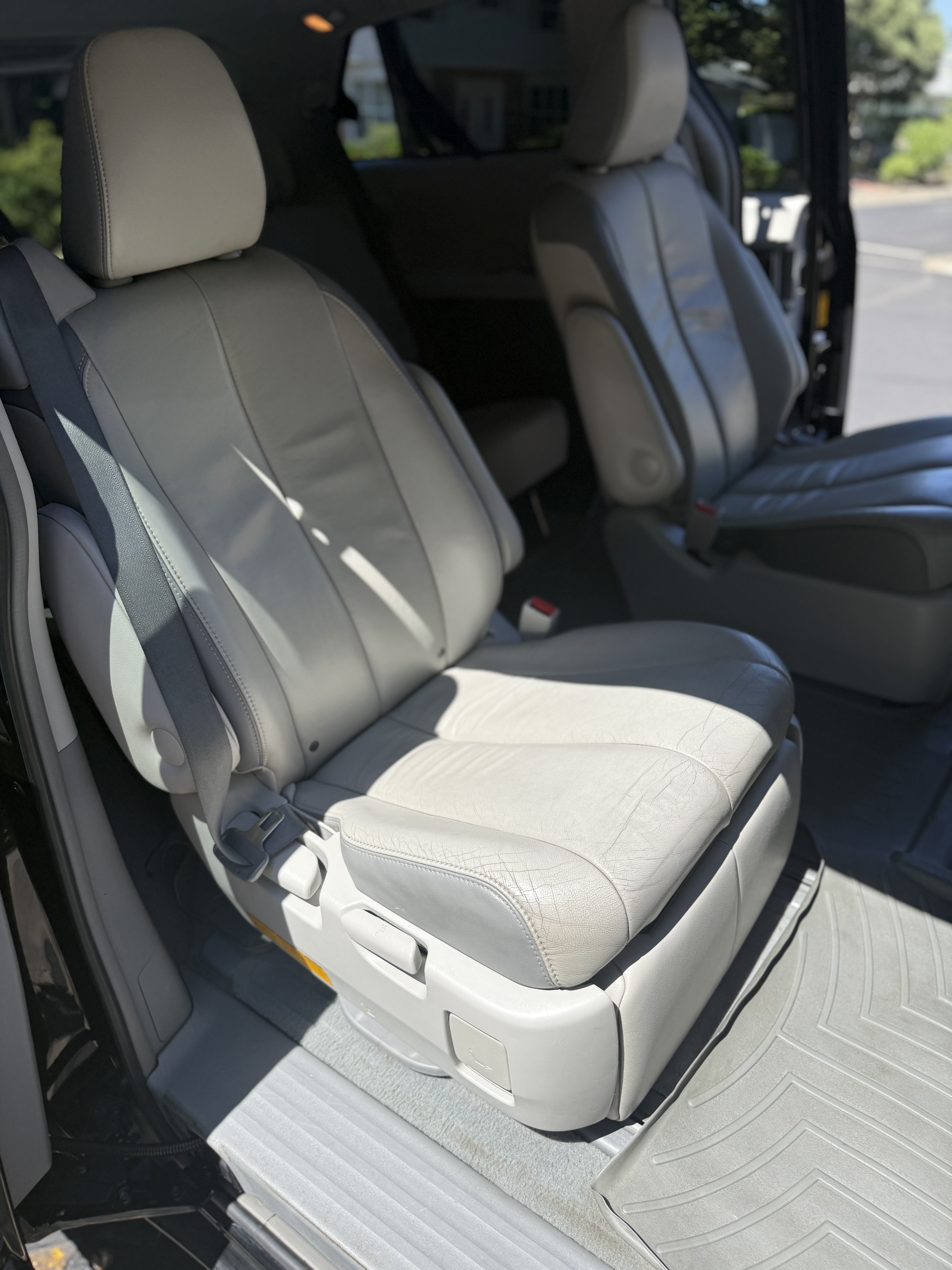 Used 2013 Toyota Sienna Limited w/ Premium Pkg FWD image 5
