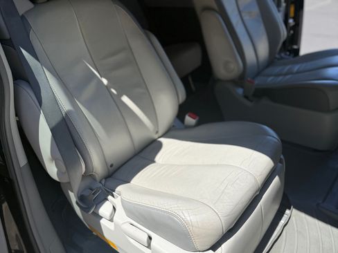 Used 2013 Toyota Sienna Limited w/ Premium Pkg FWD image 5
