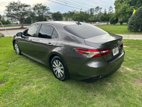 Used 2019 Toyota Camry LE FWD image 9