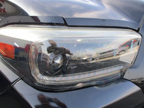 Used 2021 Toyota Tacoma TRD Off-Road w/ Technology Package image 12