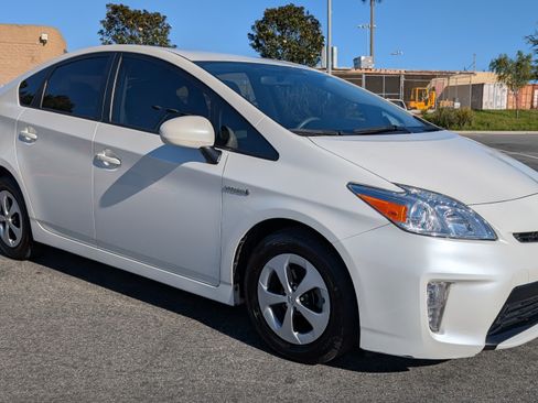 Used 2014 Toyota Prius Two image 1