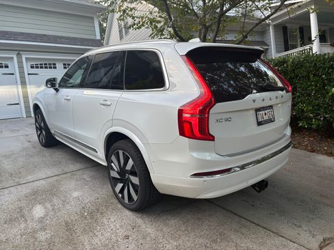 Used 2023 Volvo XC90 T8 Ultimate w/ Lounge Package image 5