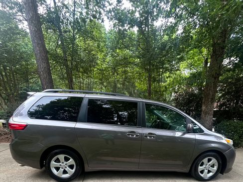 Used 2015 Toyota Sienna LE FWD image 1
