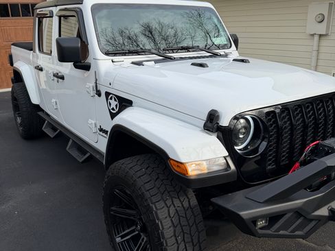 Used 2021 Jeep Gladiator Sport image 2