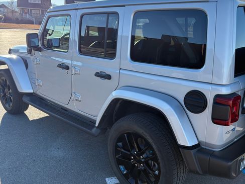 Used 2022 Jeep Wrangler Unlimited Sahara w/ Cold Weather Group image 8