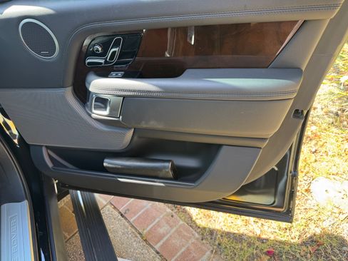 Used 2022 Land Rover Range Rover image 17