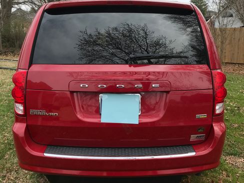 Used 2012 Dodge Grand Caravan SXT image 2