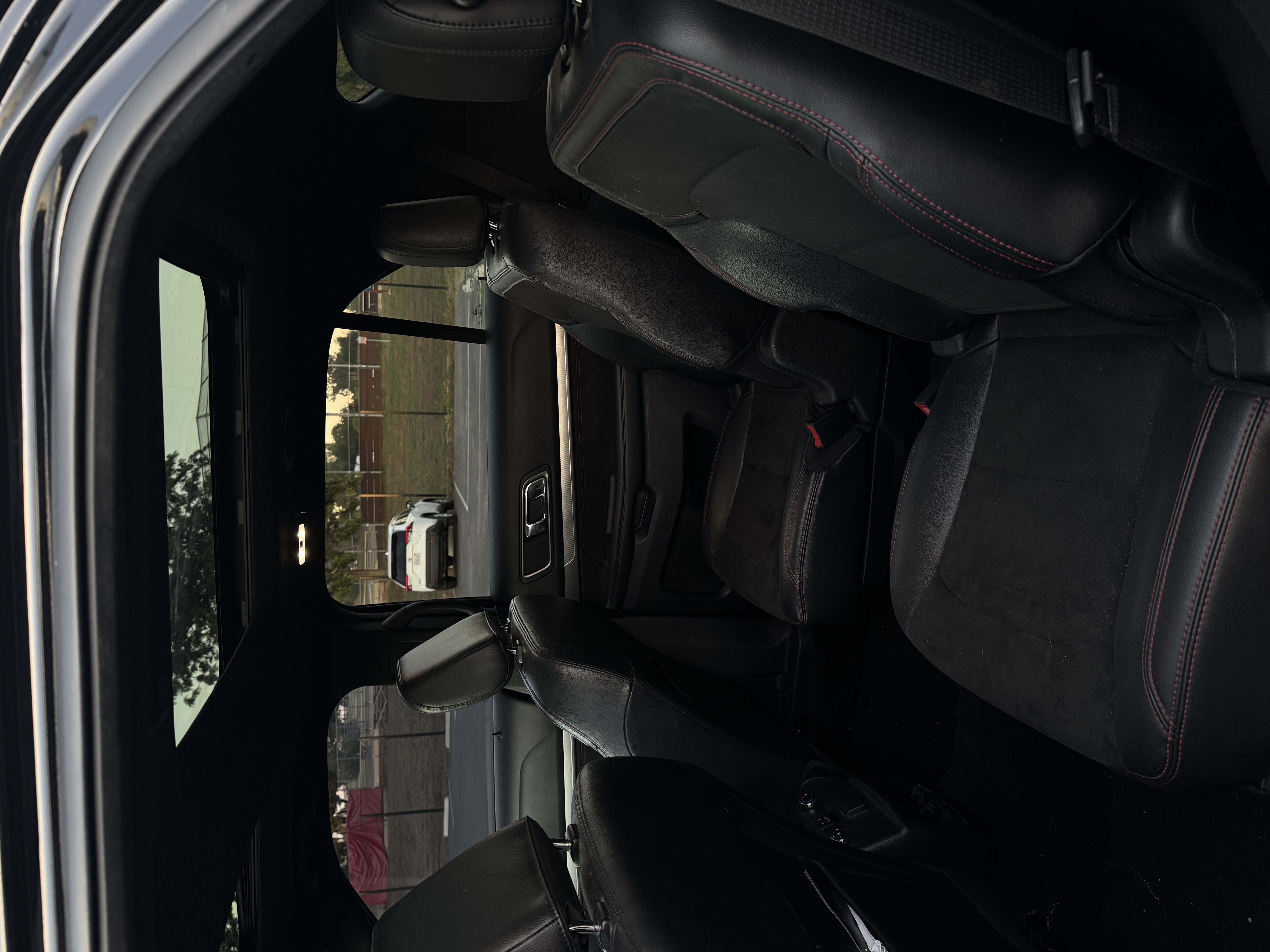 Used 2018 Ford Explorer XLT w/ Equipment Group 202A FWD image 8