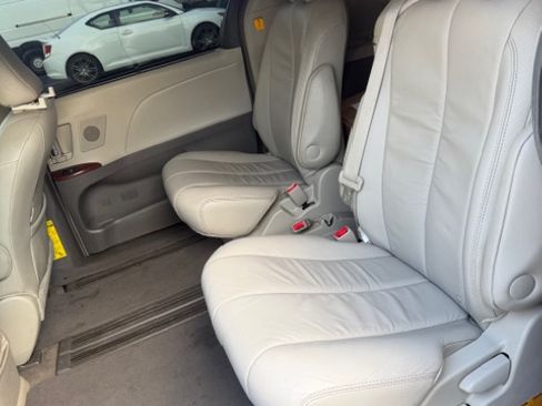 Used 2014 Toyota Sienna XLE image 1