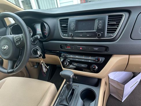 Used 2018 Kia Sedona LX FWD image 10