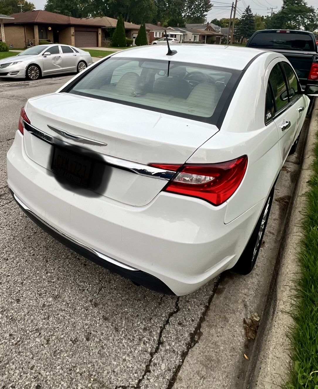 Used 2011 Chrysler 200 Limited FWD image 4