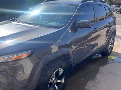 Used 2017 Jeep Cherokee Trailhawk image 2