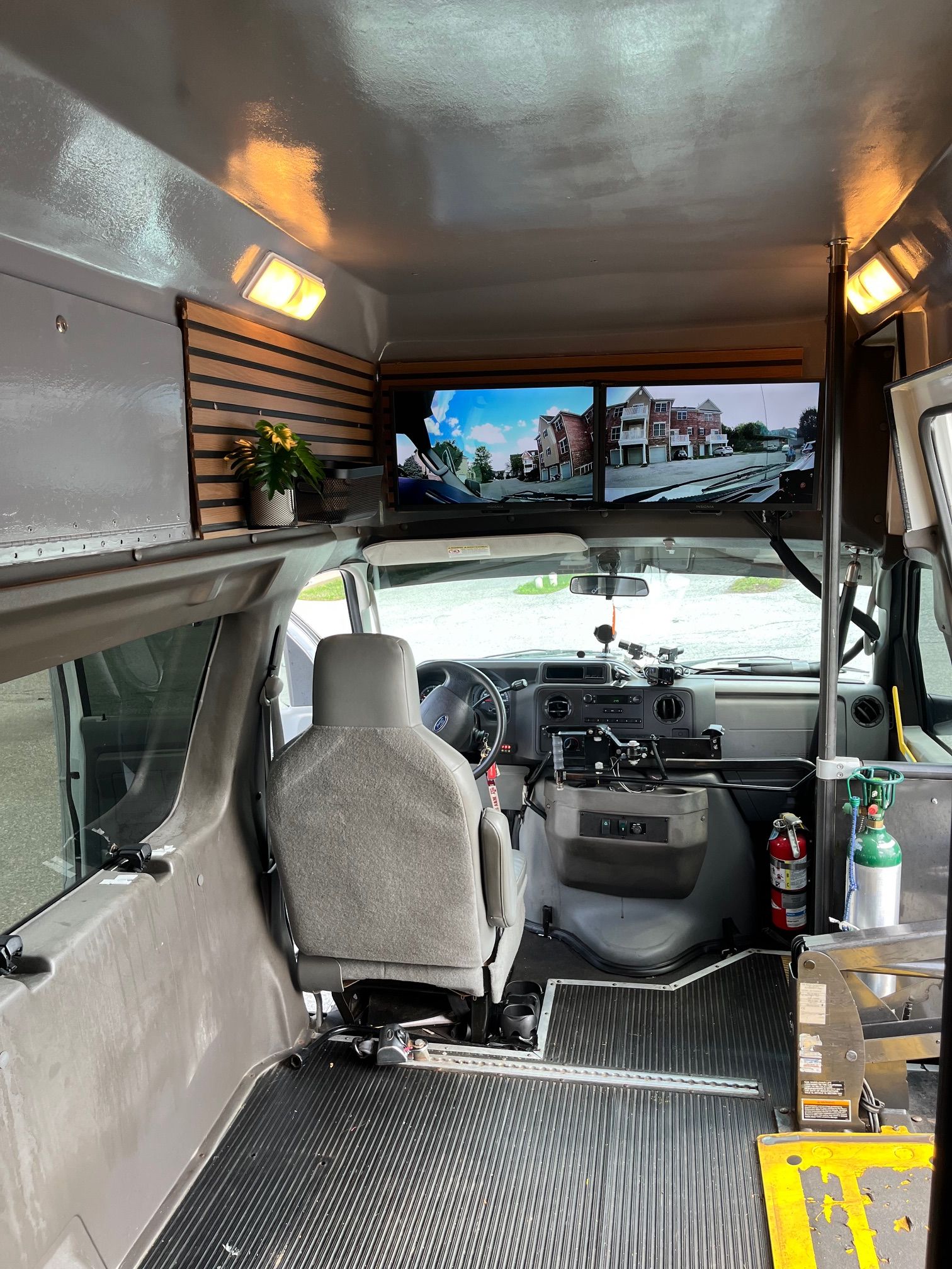 Used 2010 Ford E-350 and Econoline 350 Extended Super Duty RWD image 15
