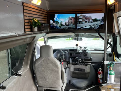 Used 2010 Ford E-350 and Econoline 350 Extended Super Duty image 15