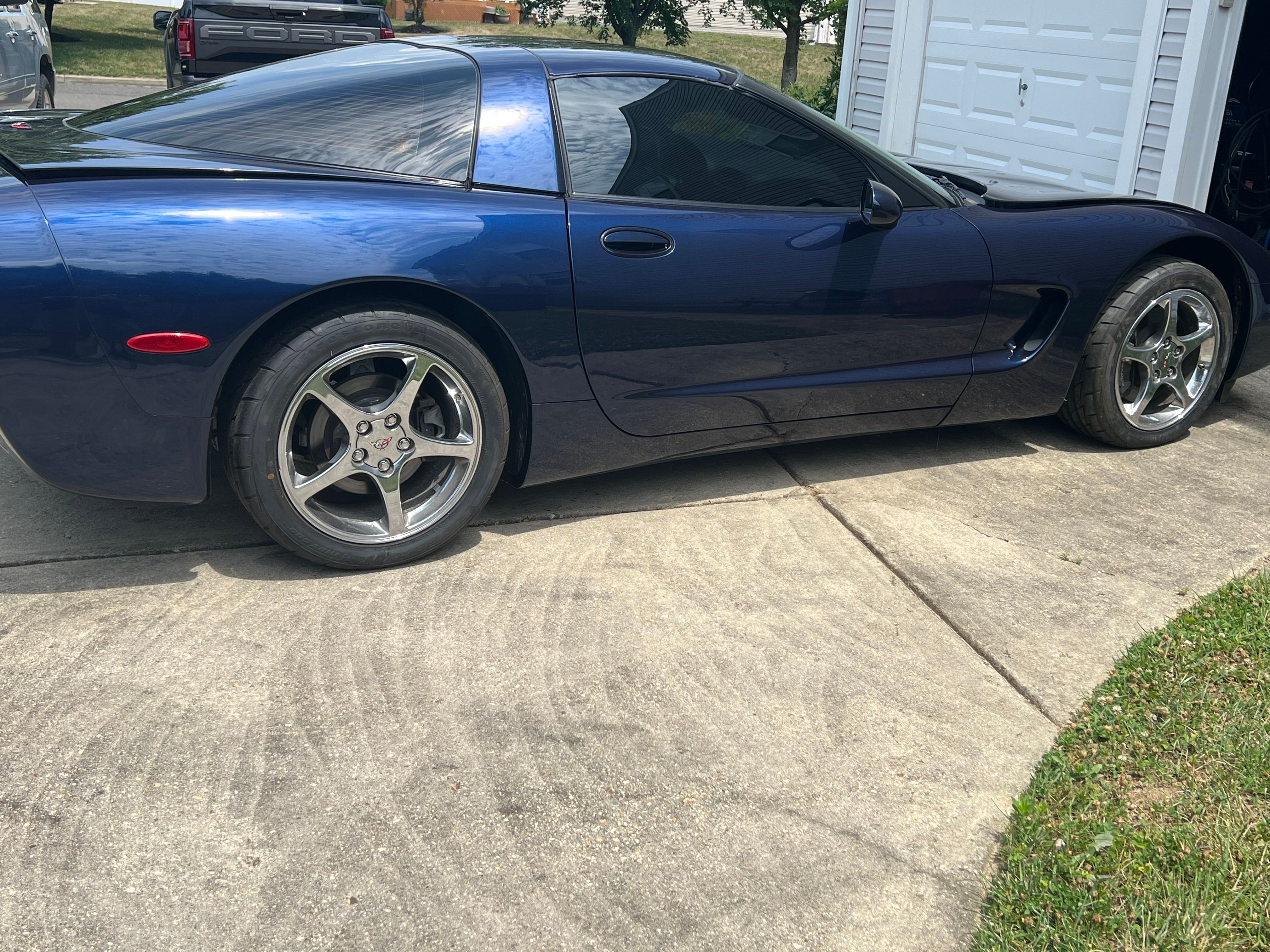 Used 2000 Chevrolet Corvette Coupe RWD image 1