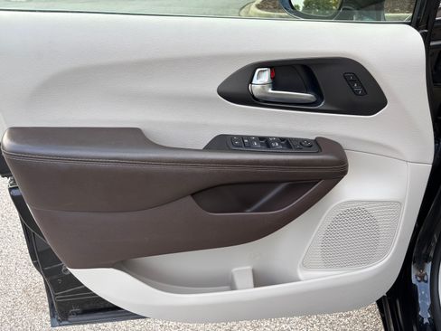 Used 2020 Chrysler Pacifica Touring-L FWD image 12