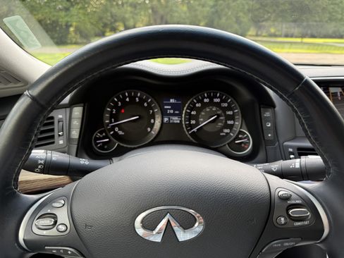 Used 2016 INFINITI Q70 L 3.7 w/ Deluxe Touring Package RWD image 2