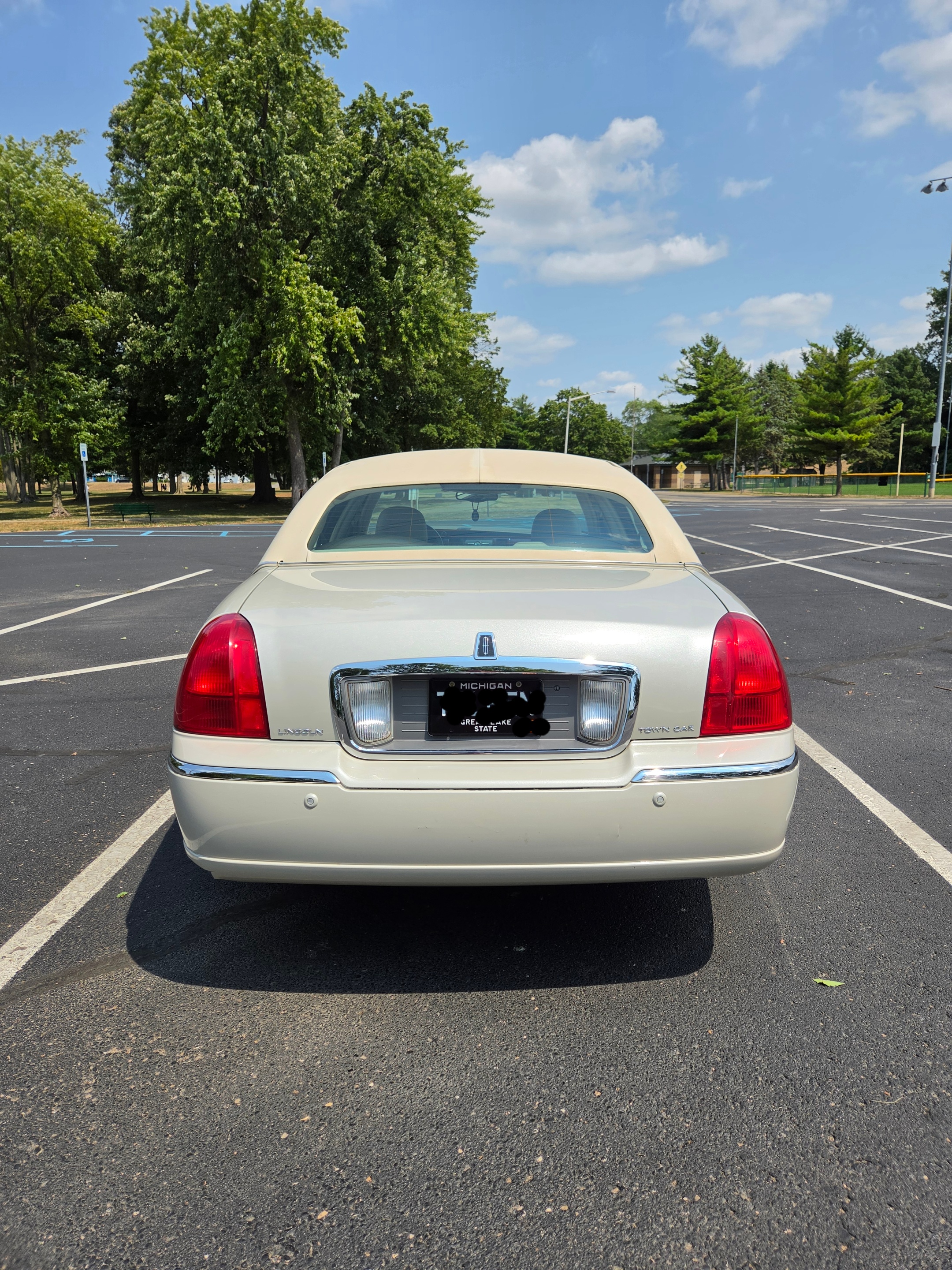 Used 2005 Lincoln Town Car Signature Limited RWD image 9