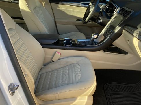 Used 2016 Ford Fusion SE image 2