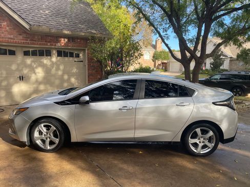 Used 2017 Chevrolet Volt LT w/ Comfort Package image 4