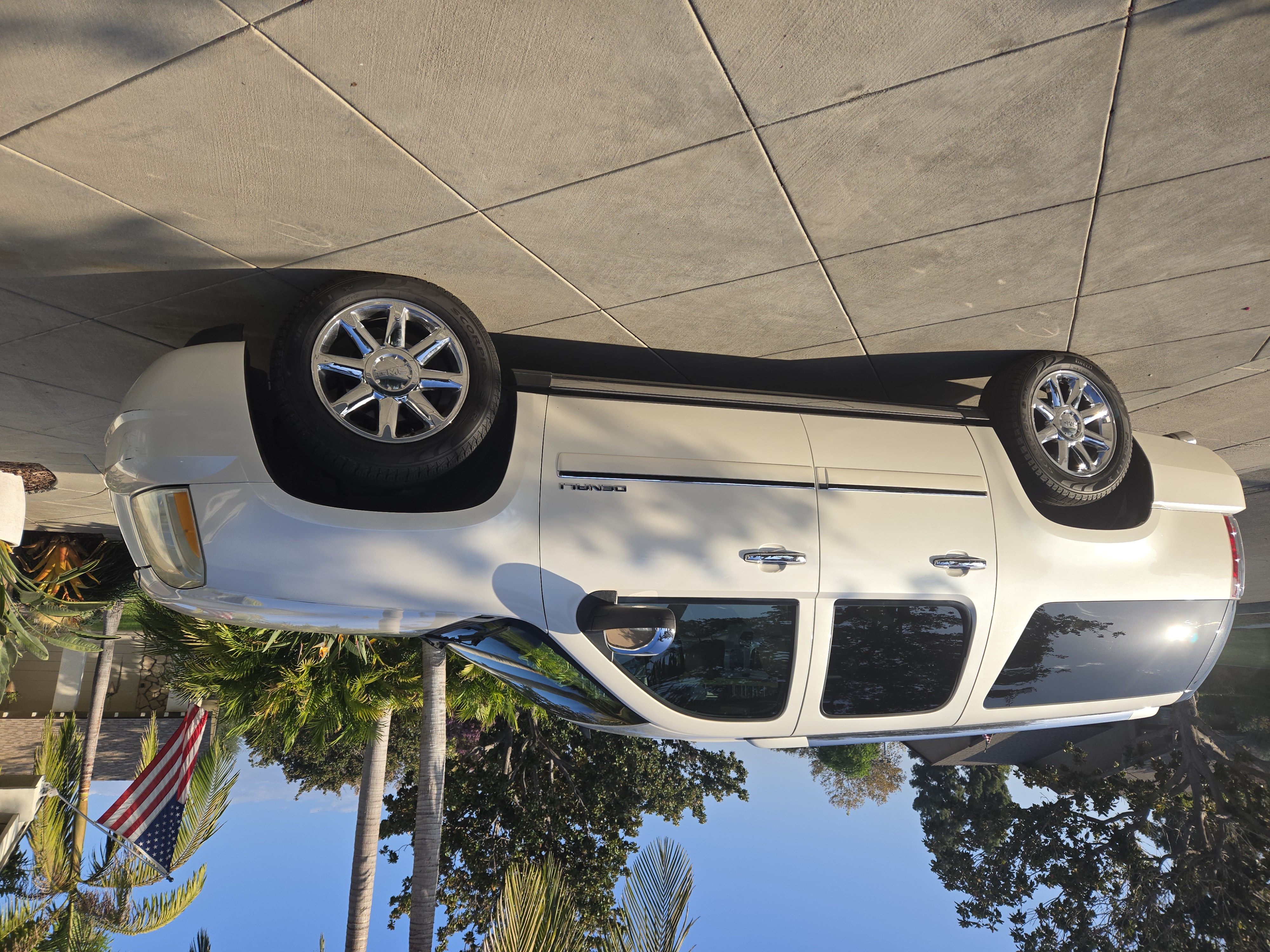 Used 2013 GMC Yukon XL Denali AWD/4WD image 2