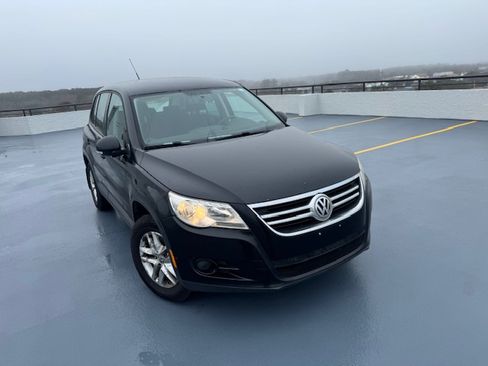 Used 2011 Volkswagen Tiguan S image 9