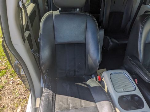 Used 2017 Dodge Grand Caravan SXT image 5