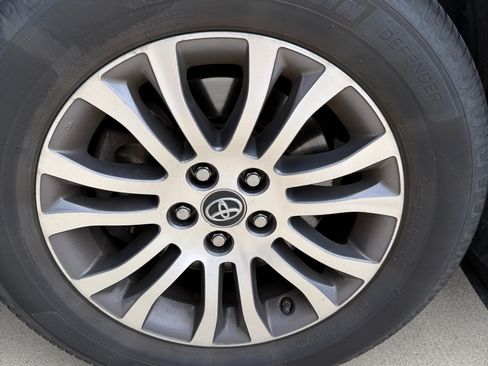 Used 2019 Toyota Sienna XLE w/ XLE Navigation Package FWD image 5