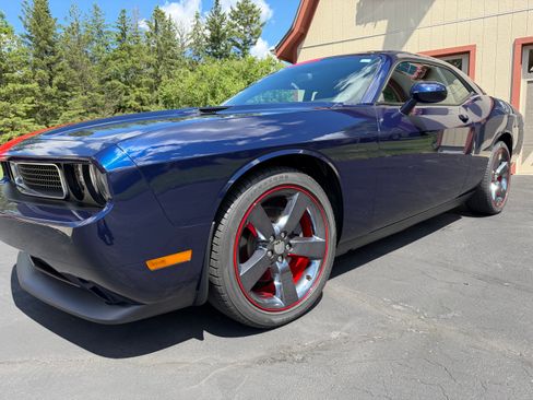 Used 2013 Dodge Challenger SXT RWD image 1