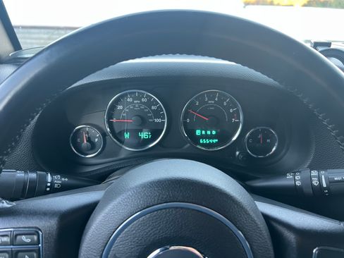 Used 2015 Jeep Wrangler Unlimited Rubicon w/ Dual Top Group AWD/4WD image 12